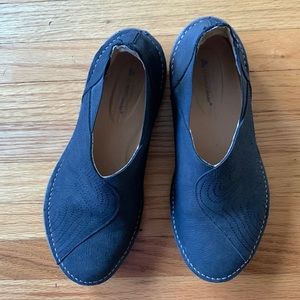 El Naturalista leather moccasin style flats